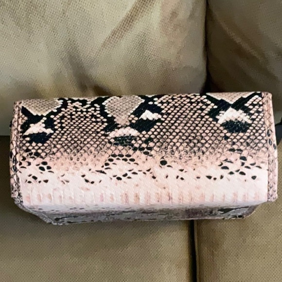 PINK FAUX SNAKESKIN LIP-COLOR ORGANIZER - Picture 6 of 11